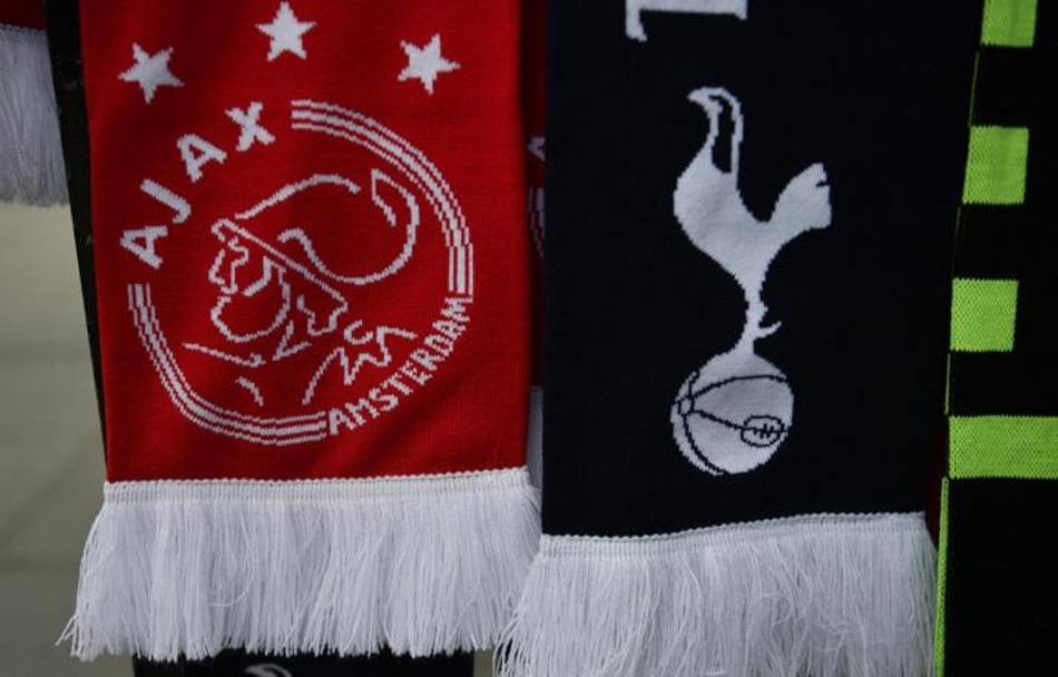Le sciarpe di Ajax e Tottenham. Epa